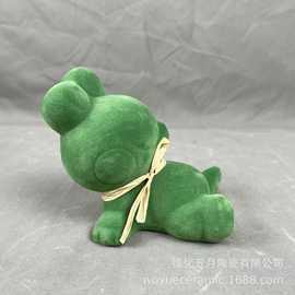 跨境绿色可爱青蛙摆件陶瓷植绒招财动物家居酒柜桌面书柜橱窗装饰