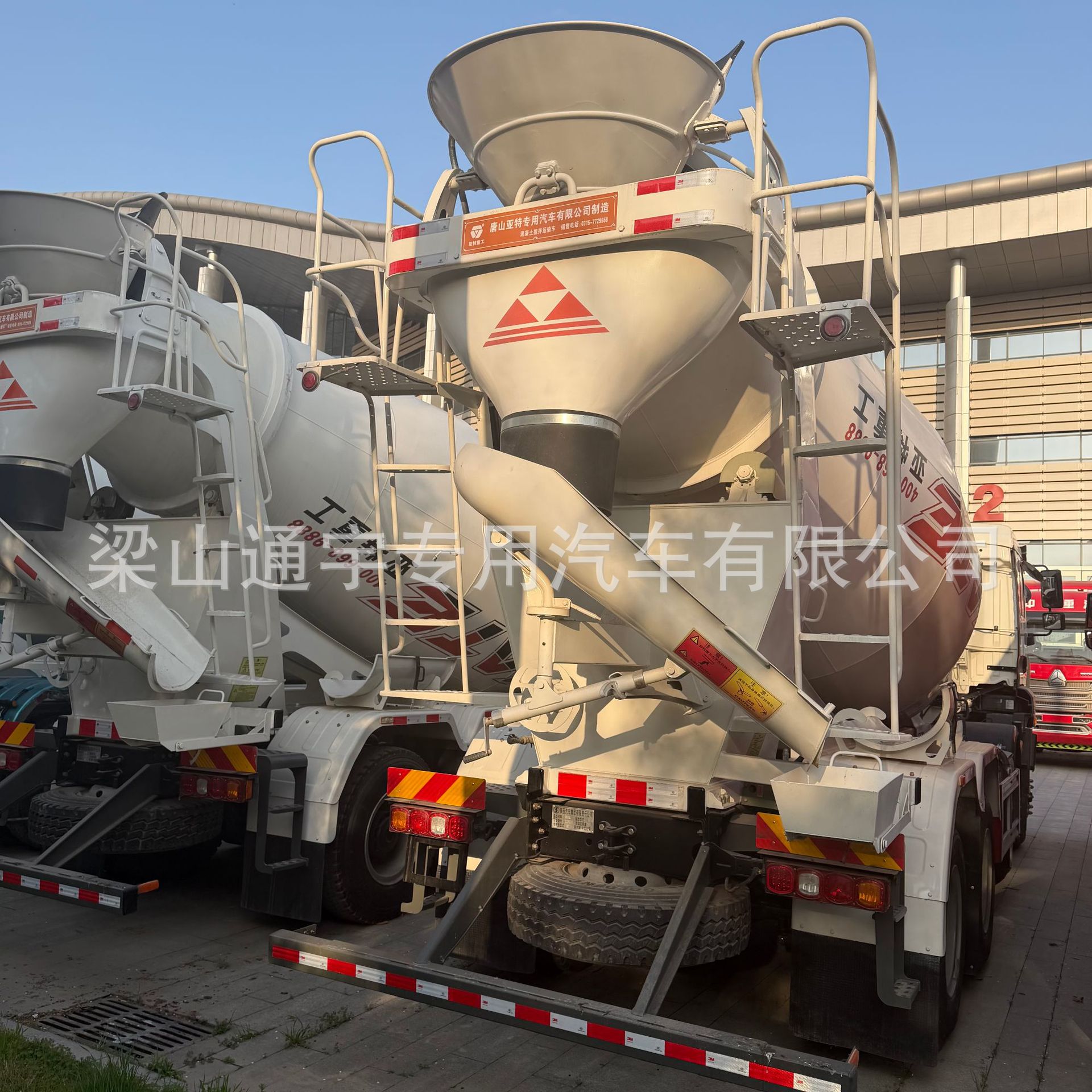 陕汽德龙Ｍ3000Ｓ搅拌罐车后.jpg