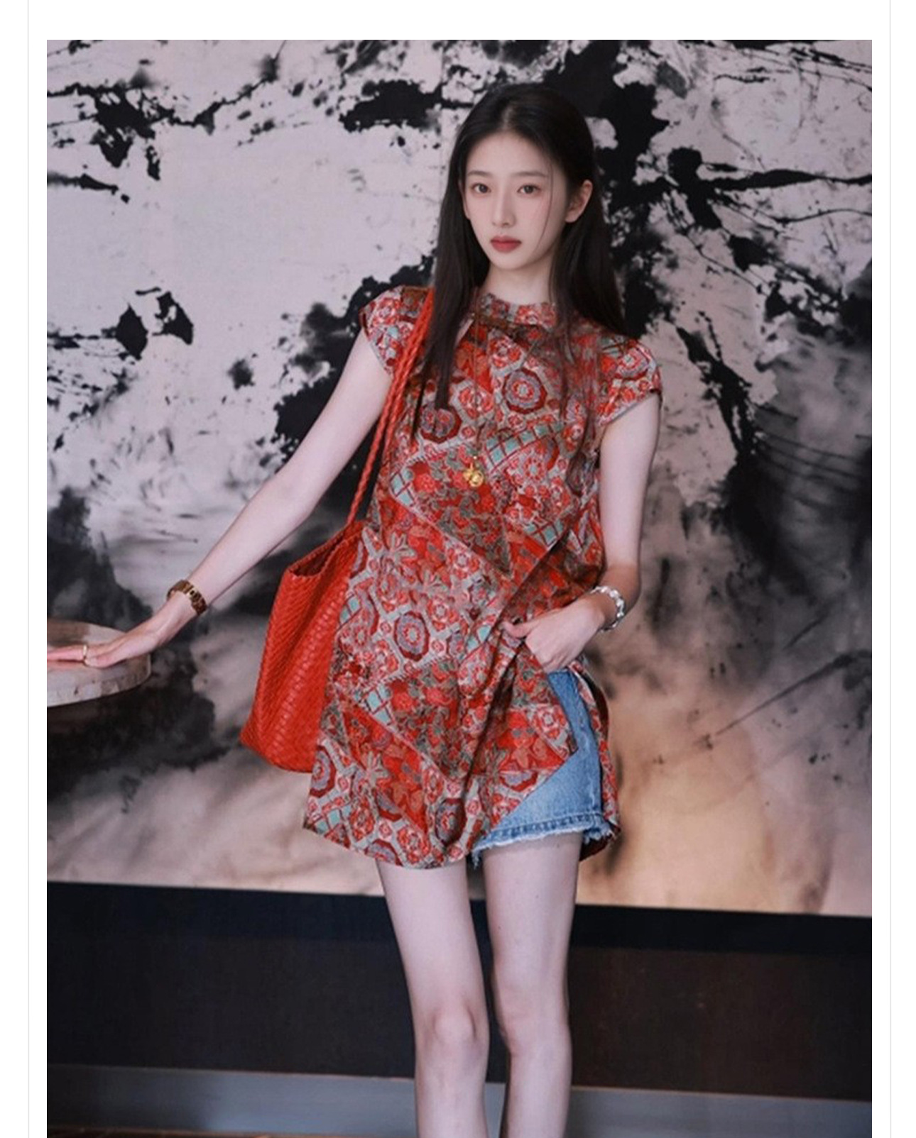 Đầm suông midi phong cách Trung Hoa mới, chất liệu rayon, họa tiết in thêu cao cấp — Màu đỏ san hô, Màu caramel chi tiết 2