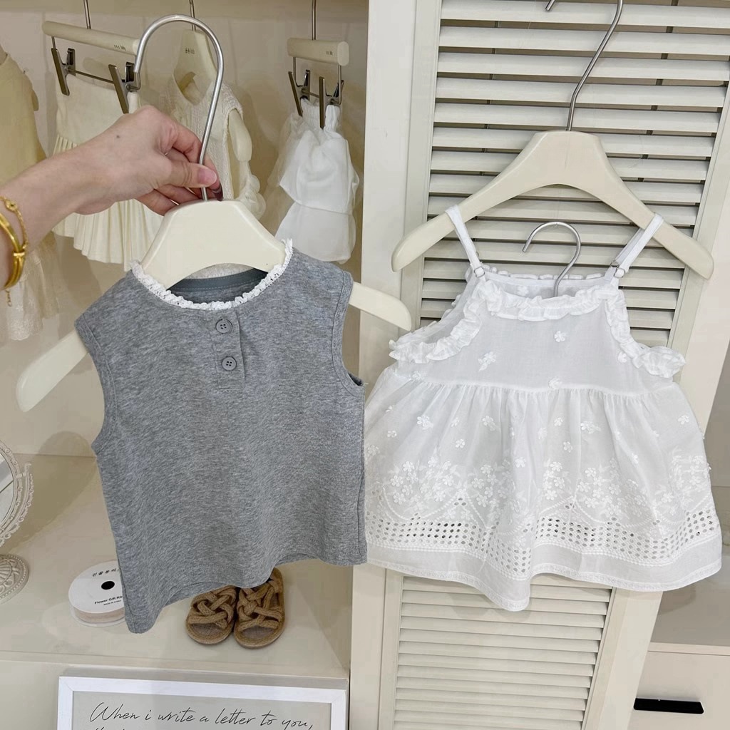 2025 primavera y verano niña camiseta de chaleco gris falda de tirantes blanca falda de tirantes de malla de dos piezas de moda occidental