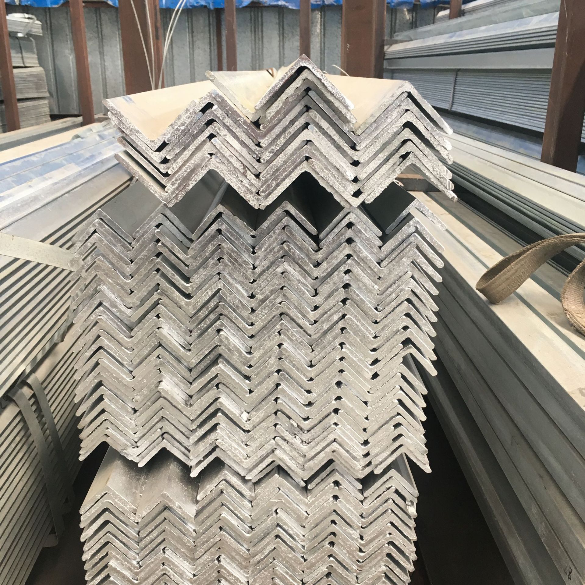 佛山q235b镀锌角钢50x5 热浸锌花角钢6米 万能三角铁支架冲孔加工