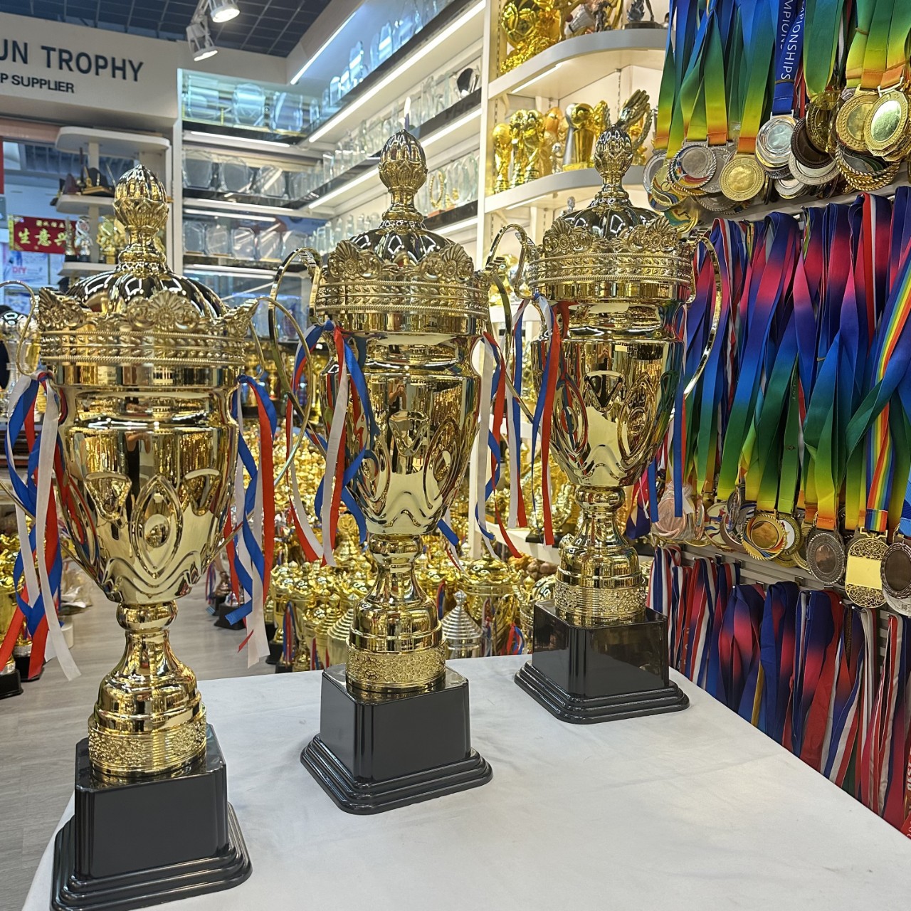 Fabricantes al por mayor trofeos de metales oro, plata y bronce trofeos eventos de competencia premios honorarios eventos de deportes estudiantiles