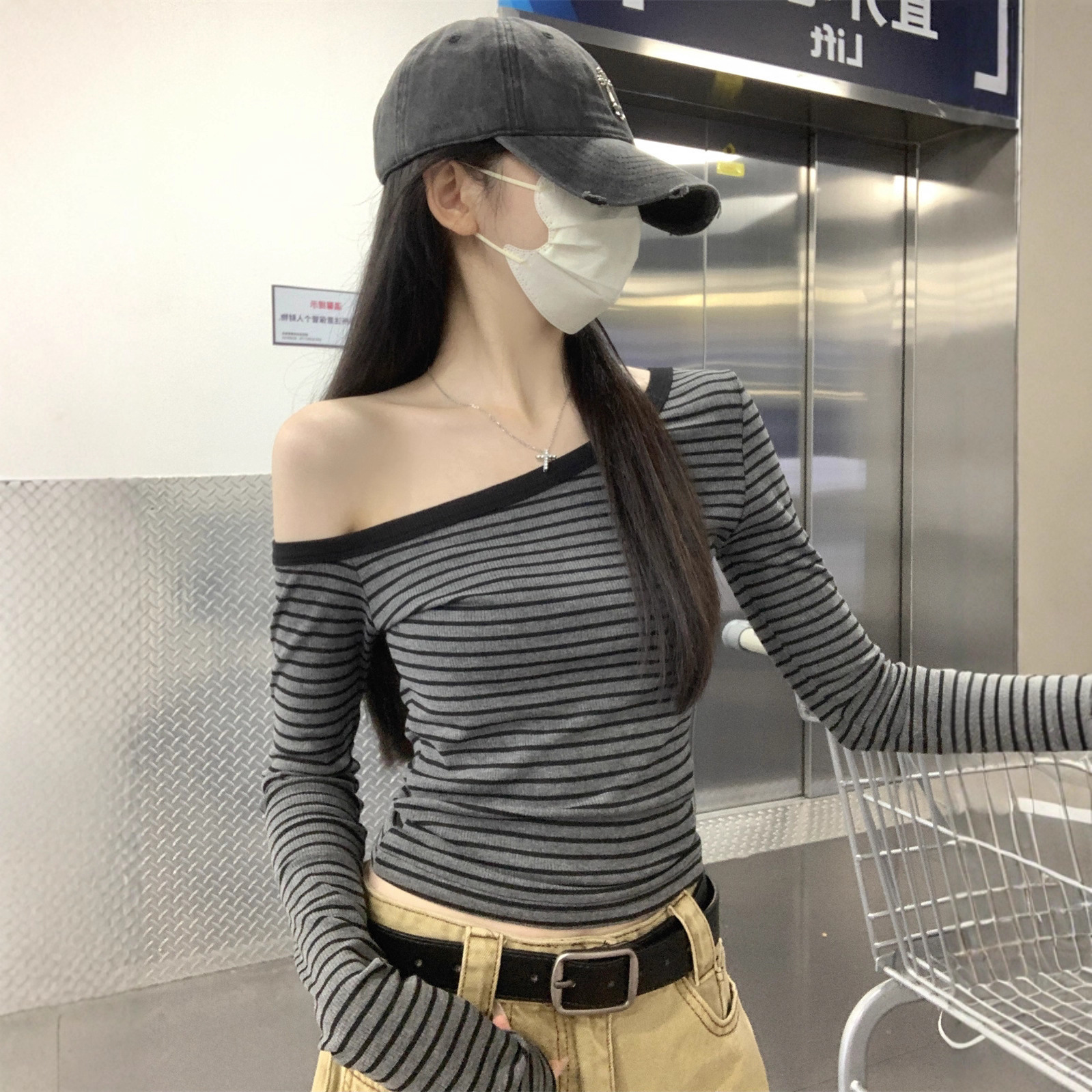 Designed Slanted Shoulder Stripesd Long-Sleeved T-Shirt for Women 2025 Autum New Off-Shoulder Slimming Look Casual Versatile Top