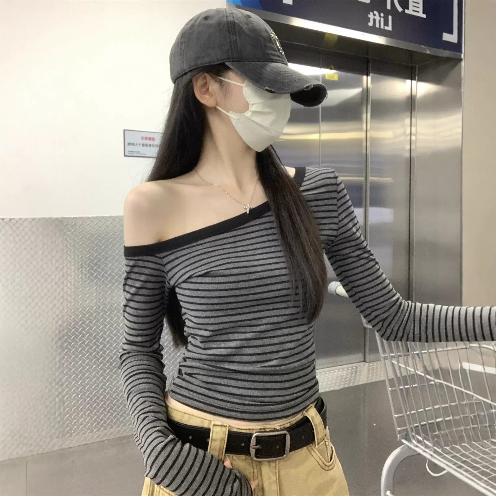 设计感斜肩条纹长袖T恤女2025秋季新款露肩修身显瘦休闲百搭上衣