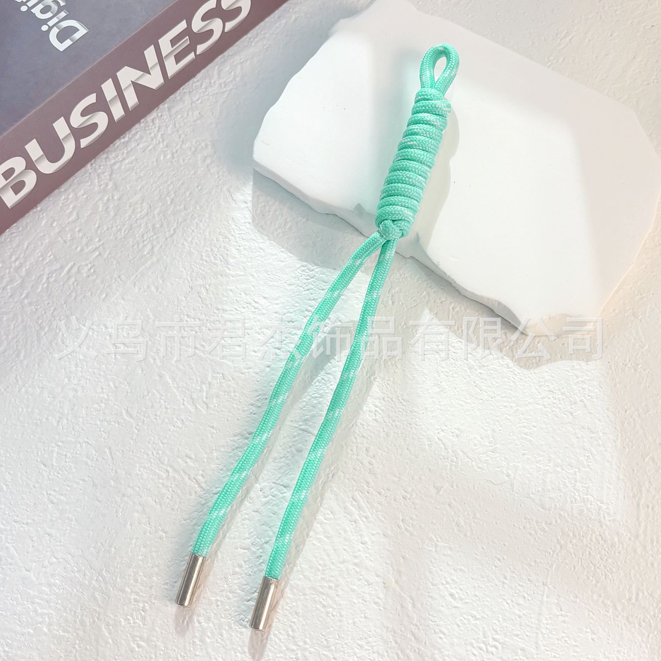 編みカバンのストラップの螺旋の結び紐のiuは鍵のボタンのネットの赤い色の結びの縄の装飾の部品を結びます。