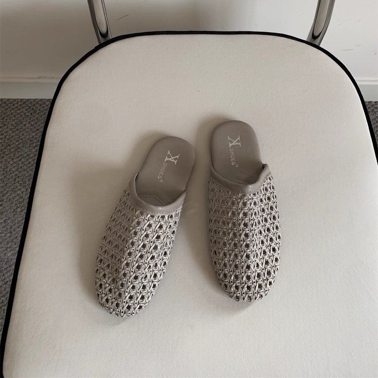 Versión de cuero suave tejida transpirable de un pie Mu Qin Boken zapatos exteriores 2025 verano nuevo estilo plano puntera media pantufla