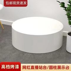 展示台地台直播プラットホームのウェディングドレス店の試着モデル地円形ネットの赤い足が台の洋服店の卸売りを踏んでいます。