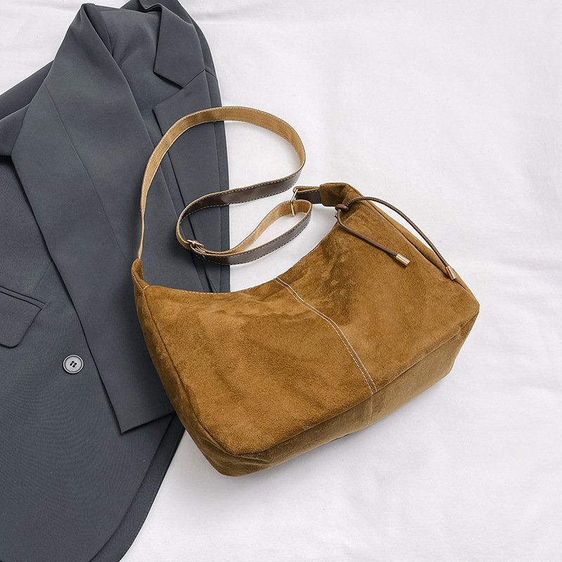 Bolsa grande simple para mujeres otoño y invierno 2024 nueva bolsa de hombro de gran capacidad de viento perezoso de viaje oblicuo bolso de moda