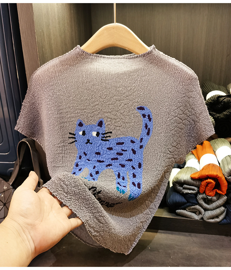 Áo thun nữ cổ tròn xếp ly nhẹ mỏng họa tiết mèo hoạt hình jacquard — đen, Màu trắng nhạt, màu xám chi tiết 14