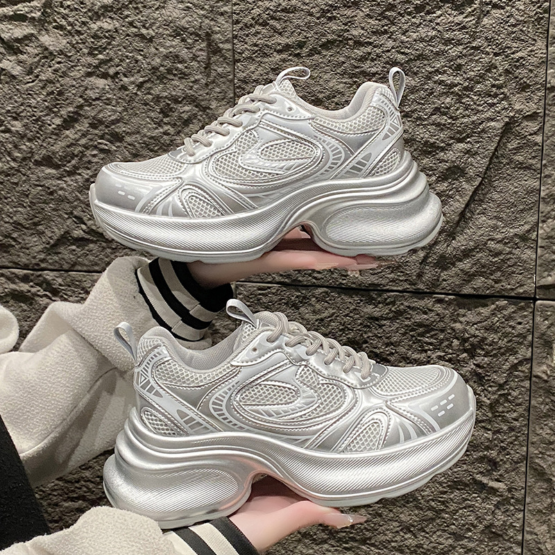 [Platable Camel] mulas camellos zapatos de mujer 2025 primavera nuevos zapatos casuales de papá aumentan la altura de la explosión de zapatos deportivos plateados para mujeres