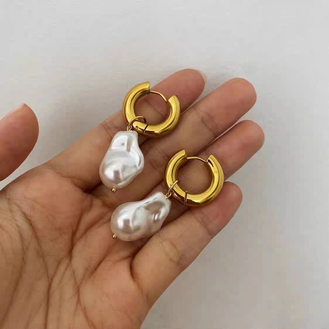 European and American Jewelry Baroque Pearl Earrings Women's Metal Earrings Retro Simple Elegant Popular Titanium Steel Long Earrings