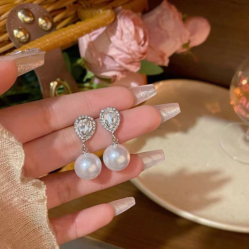 Cute universal classic earrings from pearl drop-shaped