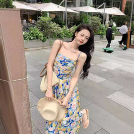度假风碎花吊带油画风连衣裙女装法式夏季收腰显瘦A字长裙抹胸裙