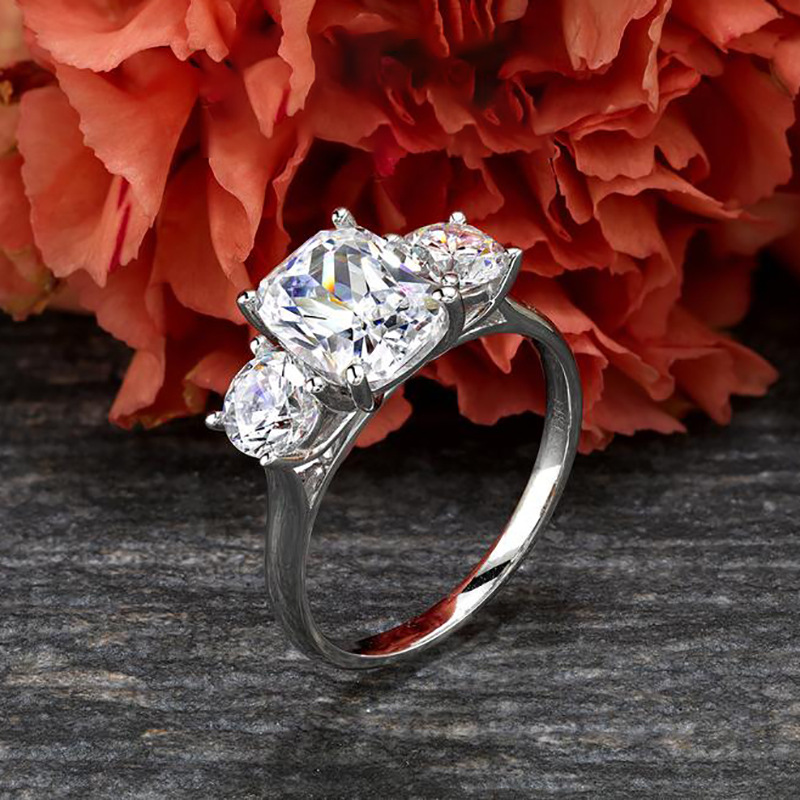 Classic fashionable platinum white commemorative ring with zircon