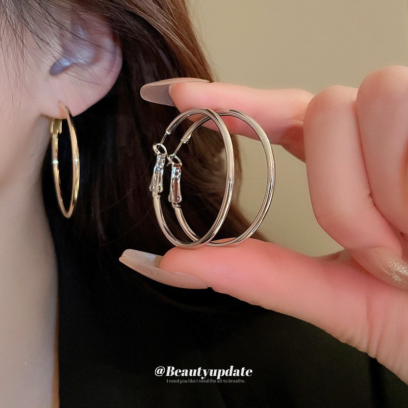 Aguja de plata minimalista redondo liso pendientes nicho estilo frío pendientes elegantes de Cercanías de alta calidad pendientes de moda al por mayor