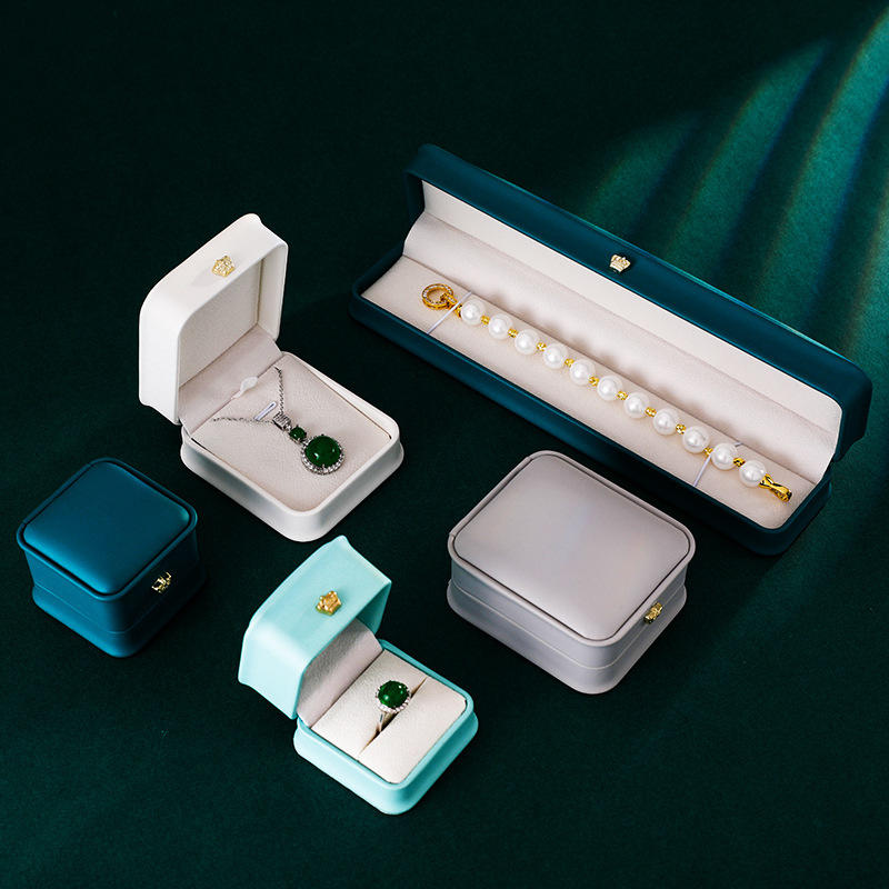 Caja de joyería al por mayor en stock Corona hebilla caja de joyería de alta gama caja de collar de joyería caja de almacenamiento caja de pulsera de anillo
