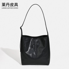 TheRowblakehobo脇の下の包頭層牛革バケツの特包は極めて簡単で大容量の本革の女性カバンです。