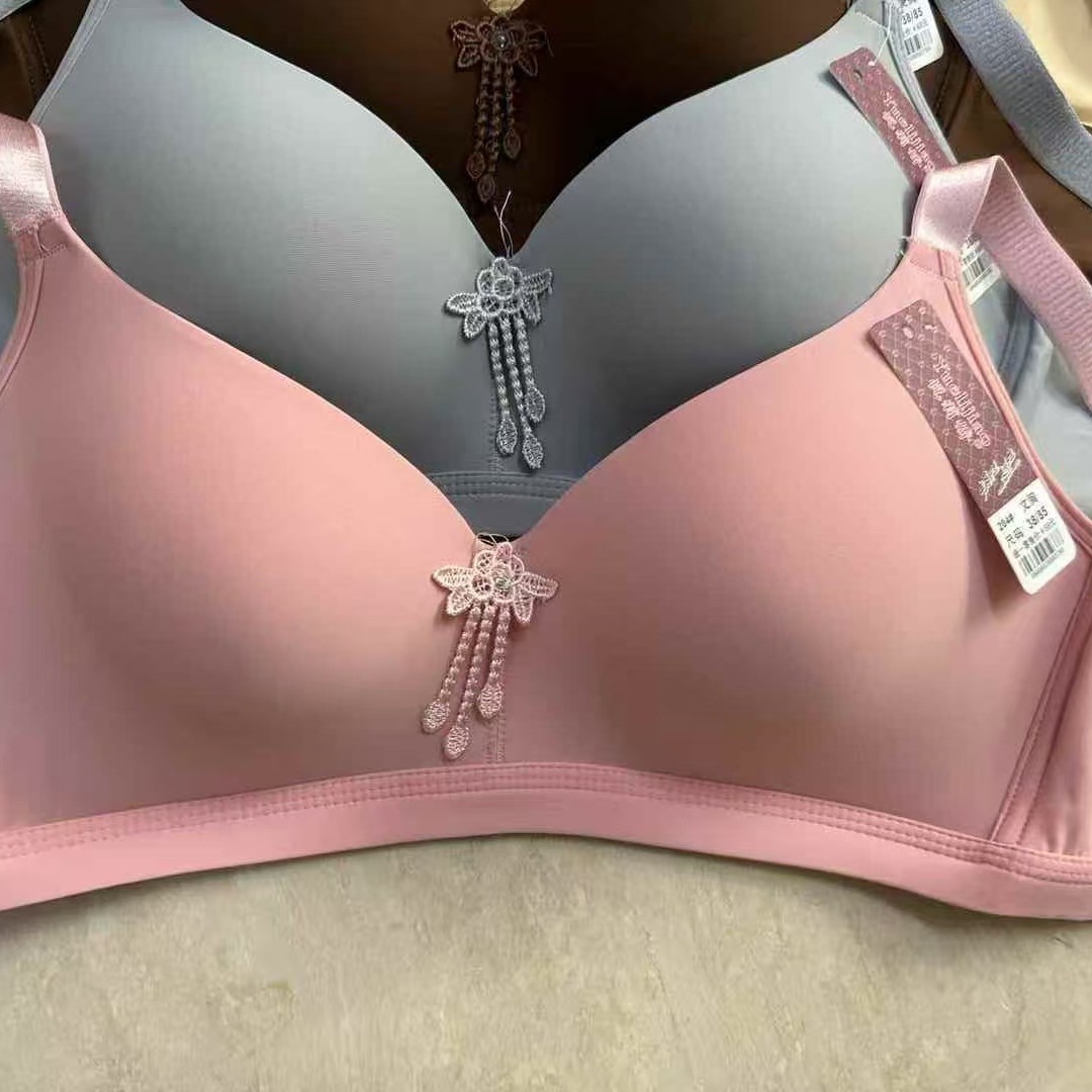 204 # stock madres de mediana edad ropa interior de pecho sin anillo de acero cómodo se reúnen contra la caída del pecho grande muestra un pequeño sujetador delgado