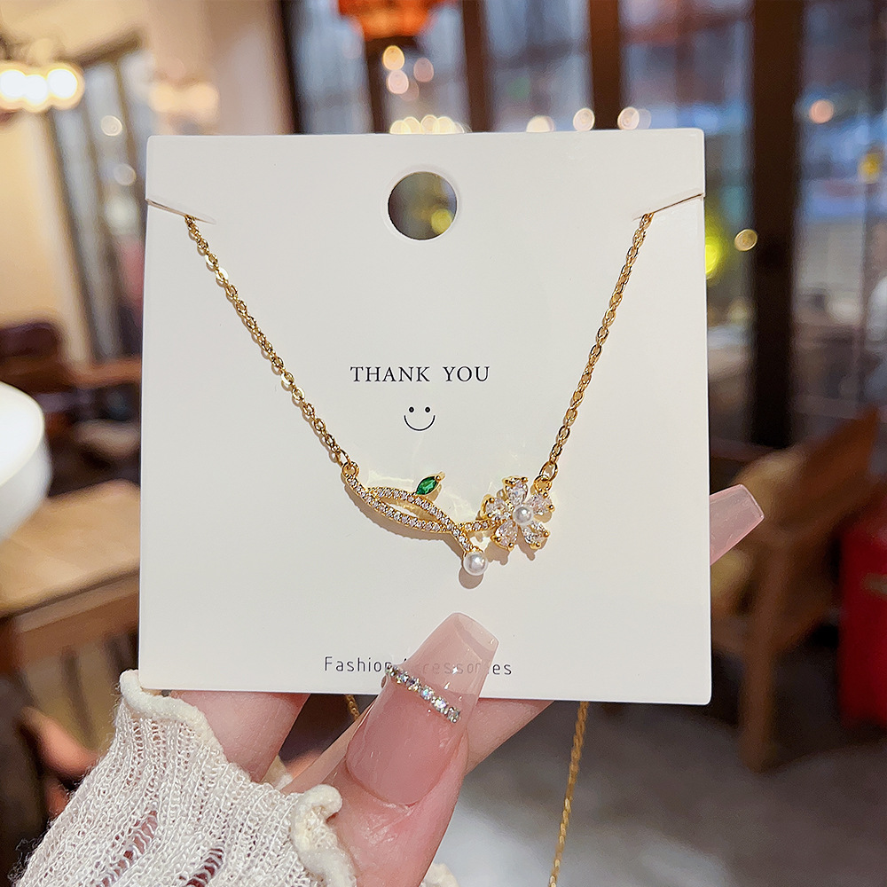 Elegant Blume Titan Stahl Kupfer Inlay Künstliche Perlen Künstlicher Diamant Halskette Mit Anhänger display picture 3