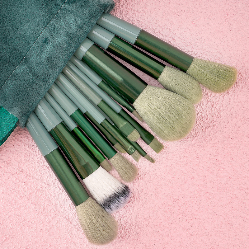 Four seasons green 13 pinceles de maquillaje traje cepillo suelto cepillo de sombra de ojos cepillo de base conjunto completo cepillo herramientas de belleza al por mayor