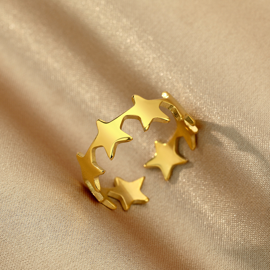 Fashionable geometric ring