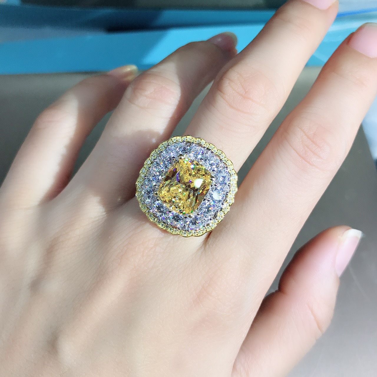 5 quilates VVS grado 3EX almohada en forma de anillo de diamante de alto carbono con incrustaciones de diamantes importados de alto carbono Rosa G color amarillo joyería