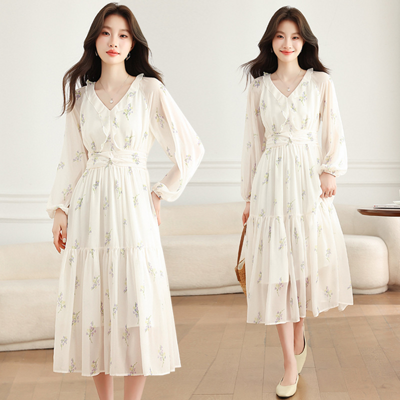 Real shot of a French-style floral white dress for women, long-sleeved, 2026 autumn new collection, a high-end, tiered maxi dress perfect for vacations Real shot of a French-style floral white dress for women, long-sleeved, 2026 autumn new collection, a high-end, tiered maxi dress perfect for vacations