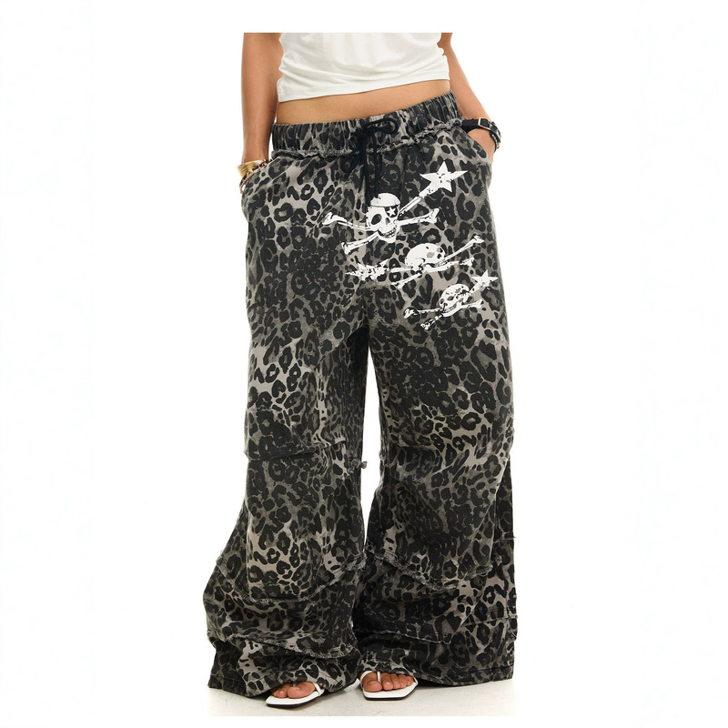 American-style leopard print wide-leg pants for women, featuring a skull and star print, frayed hem, drawstring, and a casual, floor-length design. New autumn 2026 collection, available in stock American-style leopard print wide-leg pants for women, featuring a skull and star print, frayed hem, drawstring, and a casual, floor-length design. New autumn 2026 collection, available in stock