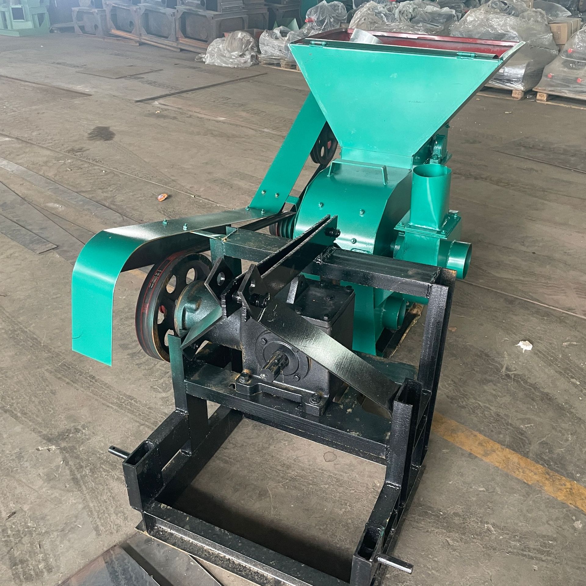 大型锤片式稻草粉碎机视频红薯秧地瓜秧饲料粉碎机拨料齿粉草机