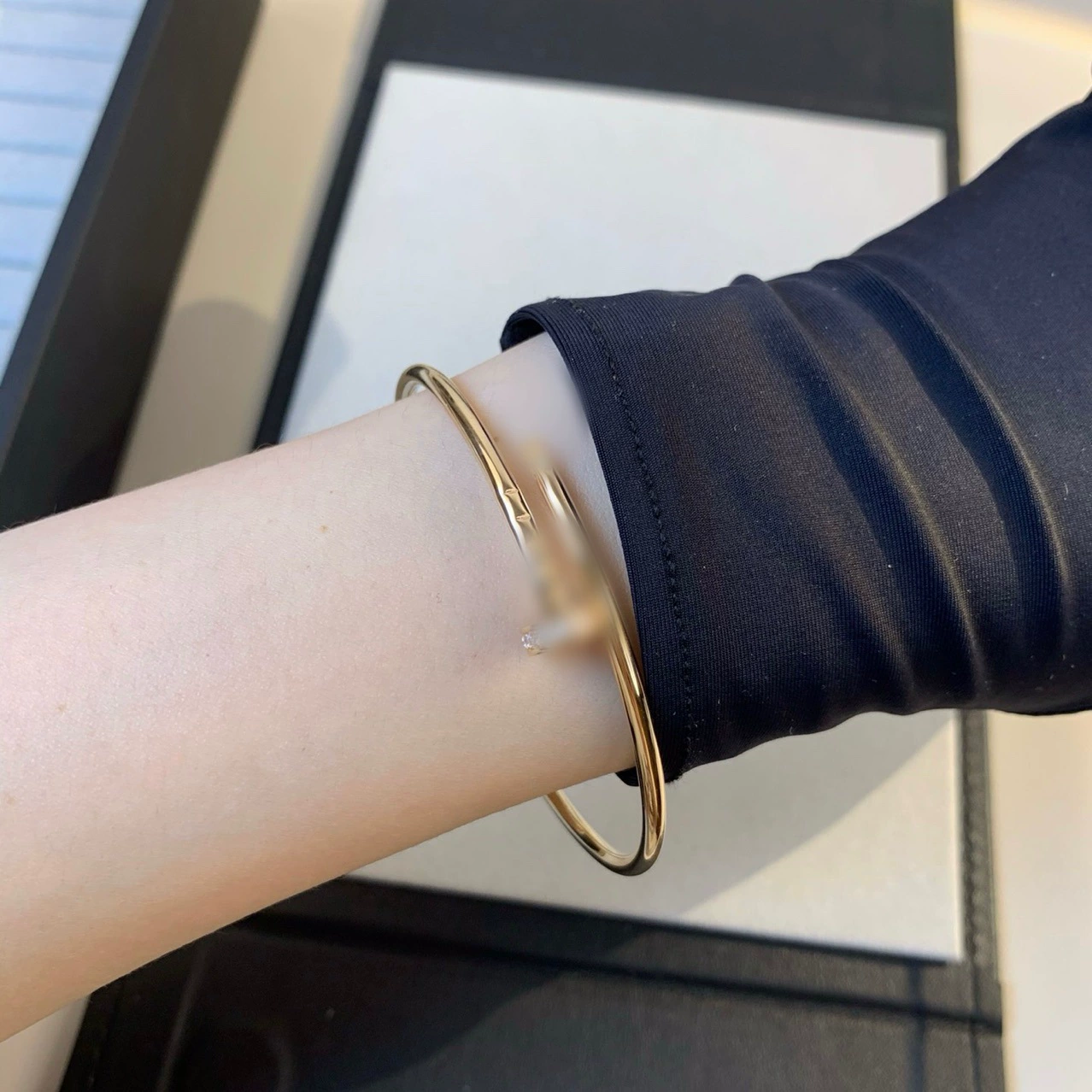 Класс bracelets? Похоже: "Classic golden fashionable bracelet for beloved, 18 carat, pink gold, light luxury style"