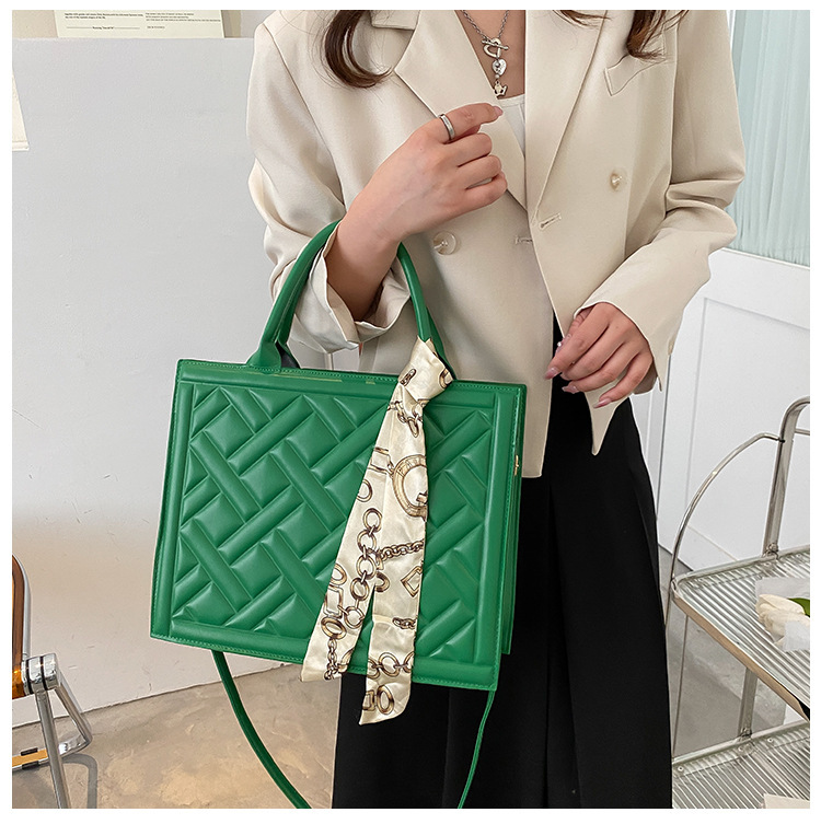 Fashionable and versatile women's bag 2023 summer new silk scarf handbag Bags feeling single shoulder diagonal armpit small square bag_voghion.com