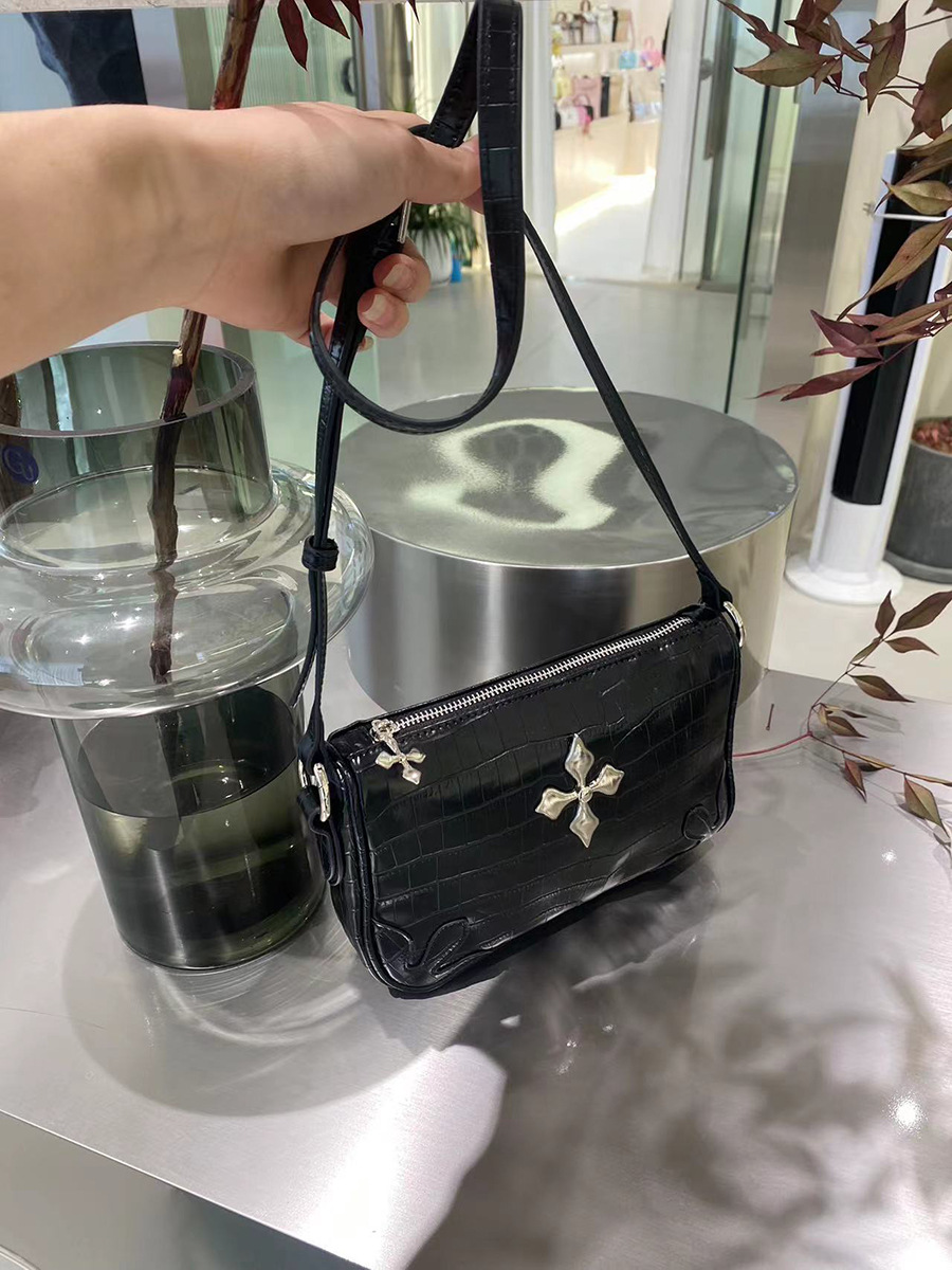 Internet celebrity's hot girl versatile crocodile pattern handbag shoulder armpit bag 2024 spring and summer new_voghion.com