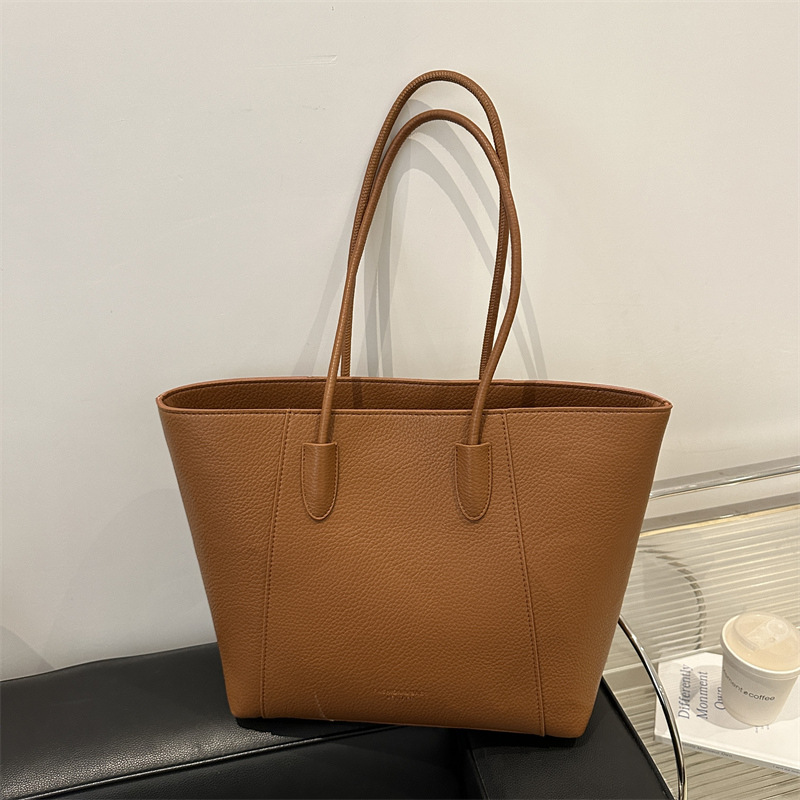 Bolsa de cubo retro de gran capacidad de superficie suave 2024 nueva moda de color sólido de viento relajado de viaje simple de hombro bolsa