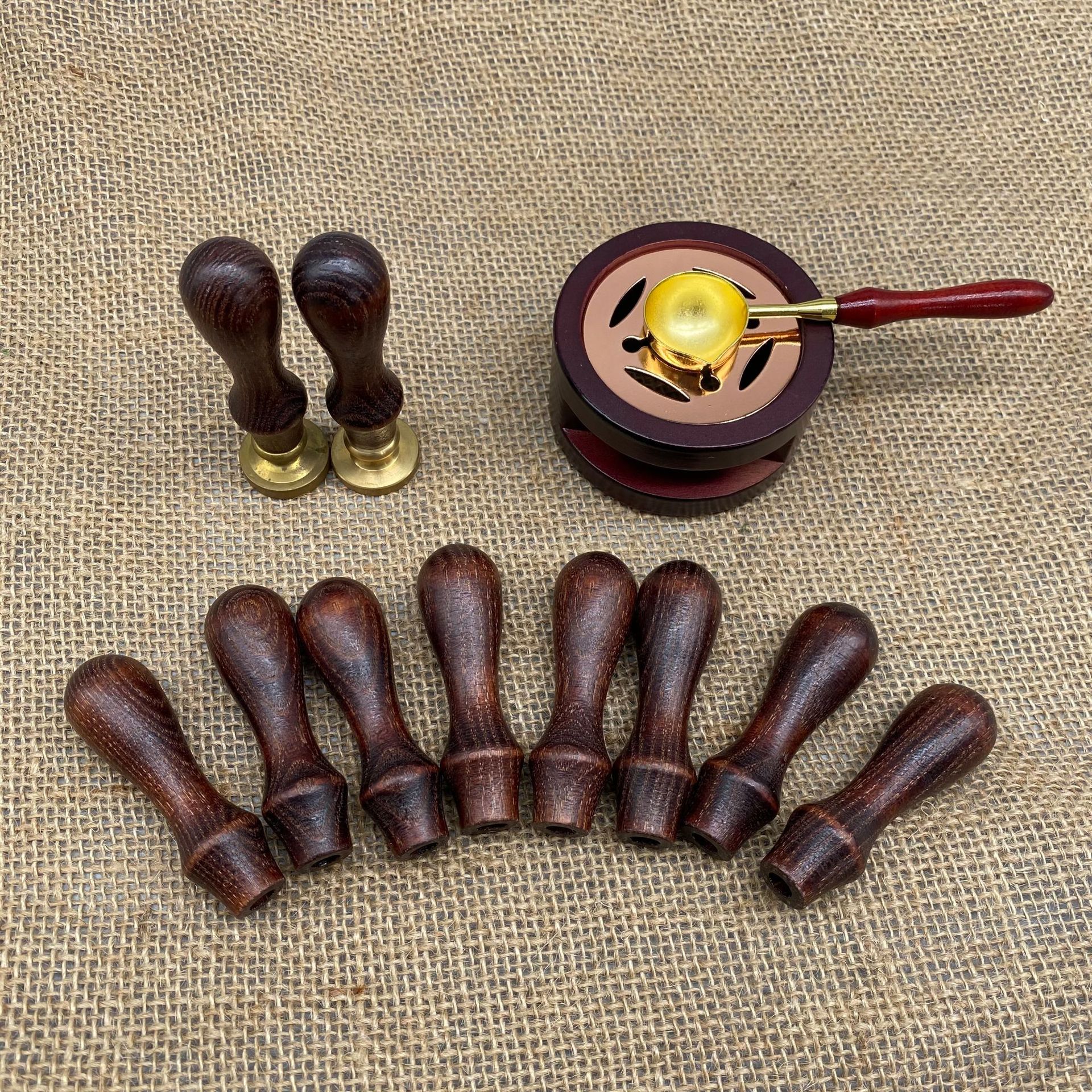 Seal, dark retro handle