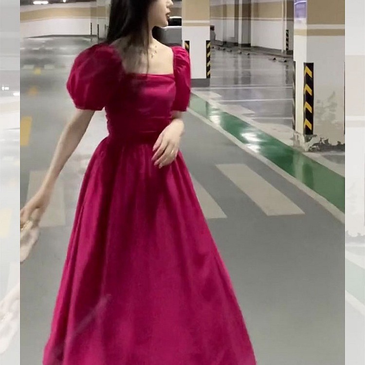 Váy liền màu đỏ hoa hồng