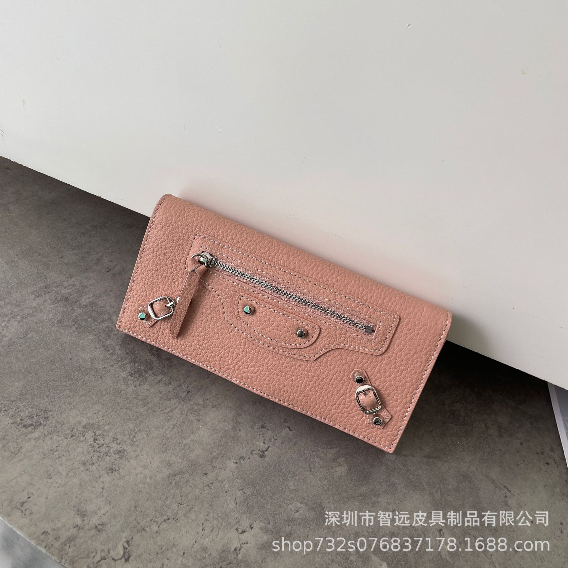 체인이 달린 핑크