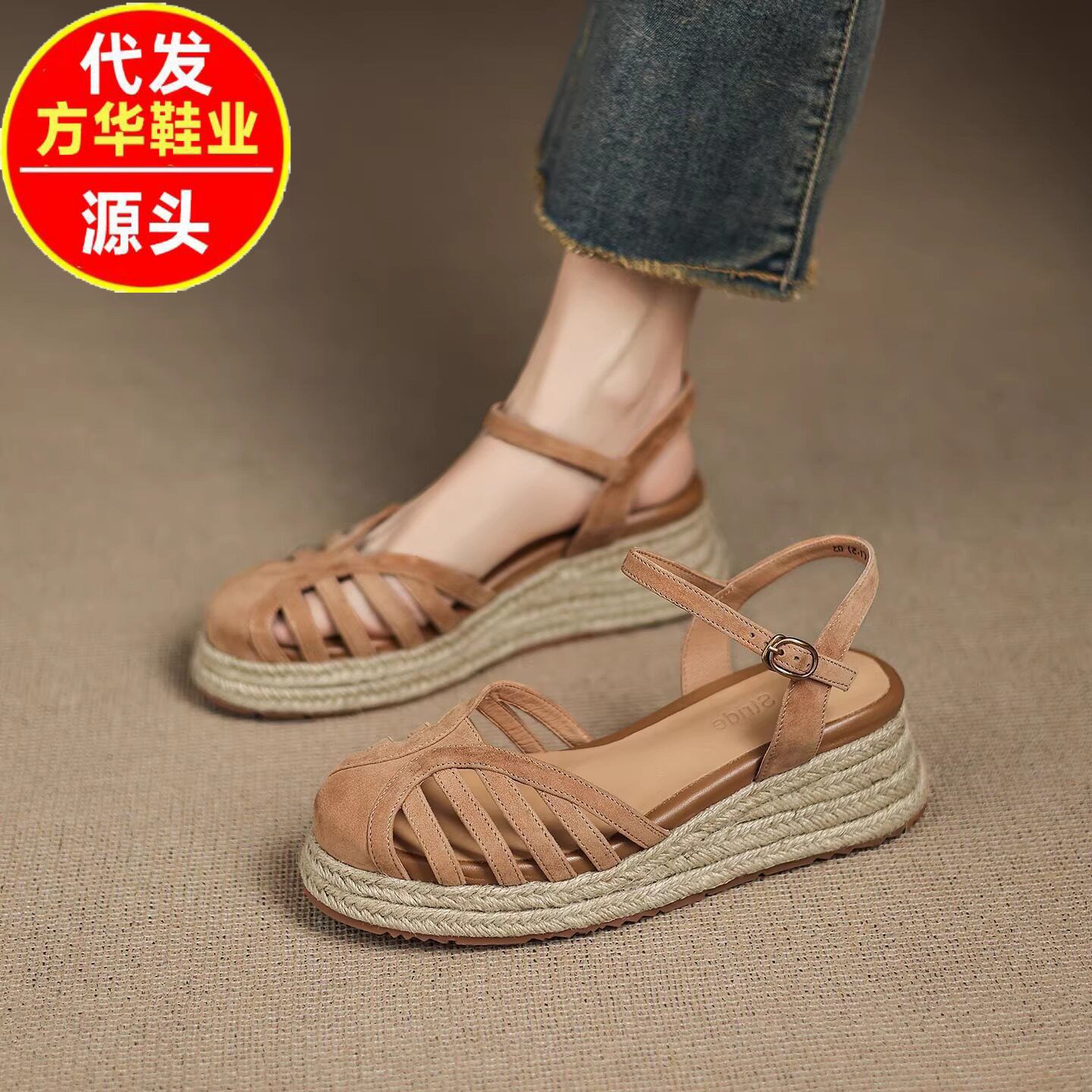 2026 cómodas sandalias casuales de paja huecas transpirables tacones de gamuza con hebilla romana para mujeres