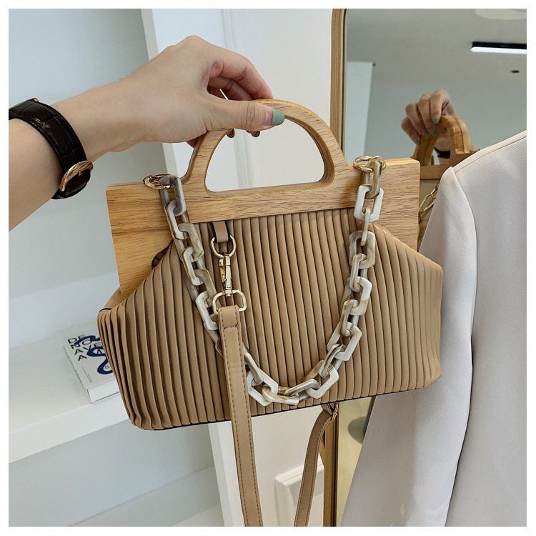 Autumn And Winter New Wooden Handle Fashion Chain Fold Striped Shoulder Simple Messenger Bag display picture 50