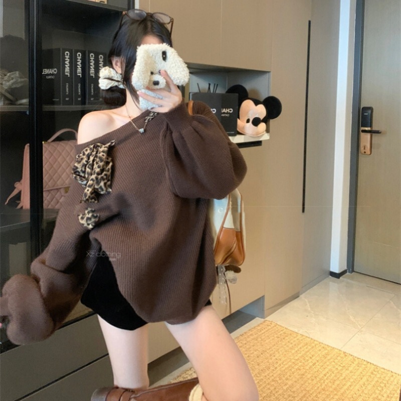 Autumn and Winter New Open-shoulder Design Sense Leopard Pattern Stitching Strap Slant Shoulder Sweater Women's All-match Relaxed Casual Knitted Sweater Autumn and Winter New Open-shoulder Design Sense Leopard Pattern Stitching Strap Slant Shoulder Sweater Women's All-match Relaxed Casual Knitted Sweater