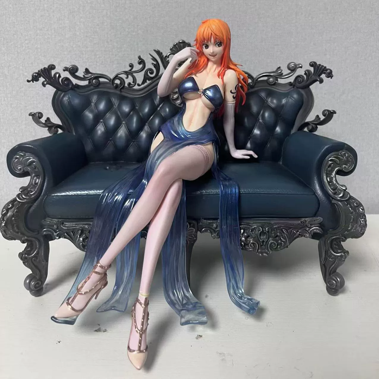 Статуя (One Piece) Нами — двуглавый коллекционный предмет, сидит на декоративном диване, цвет Саама