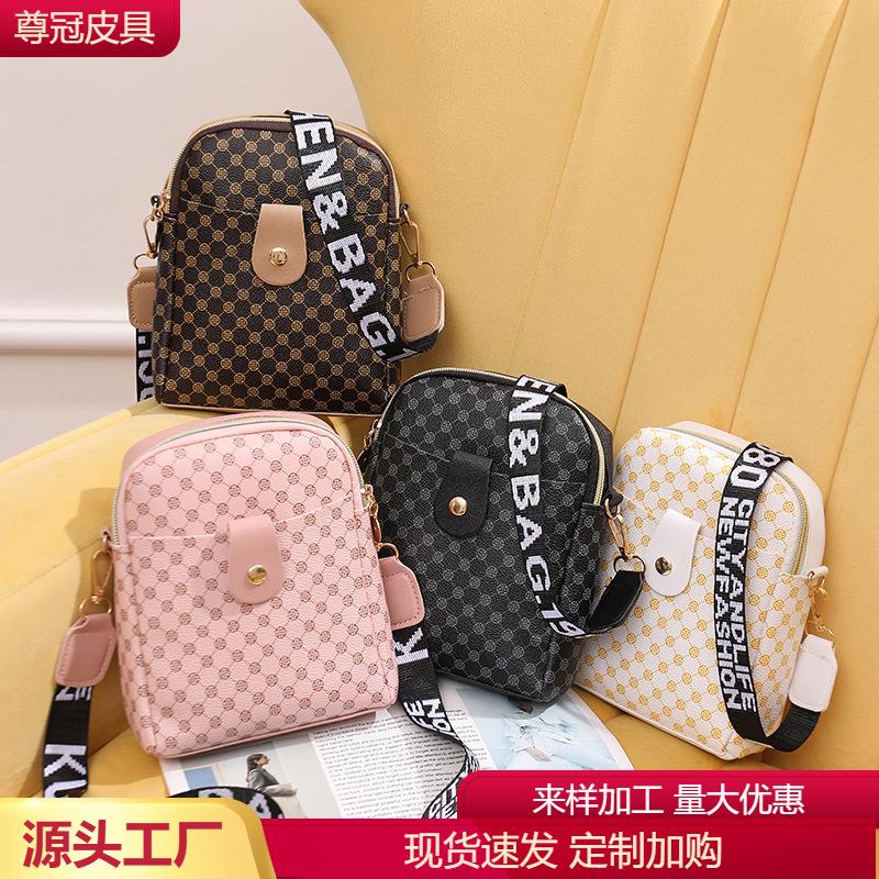 retro fashionable one-shoulder bag