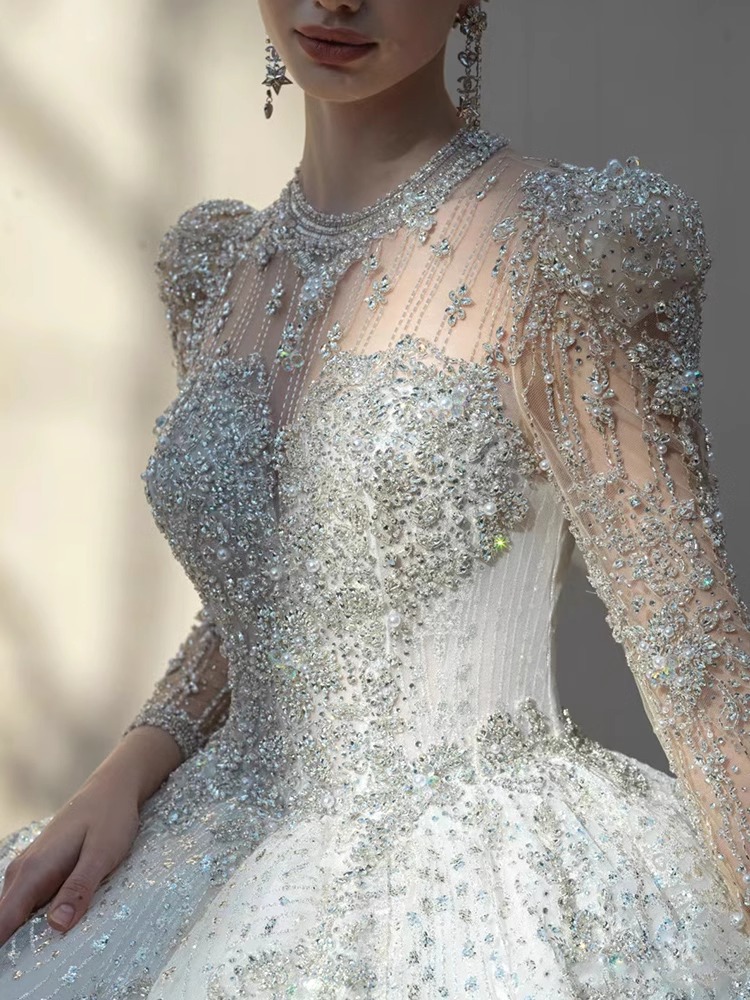 Vestido de novia estilo francés en línea A con mangas largas, pedrería y cola