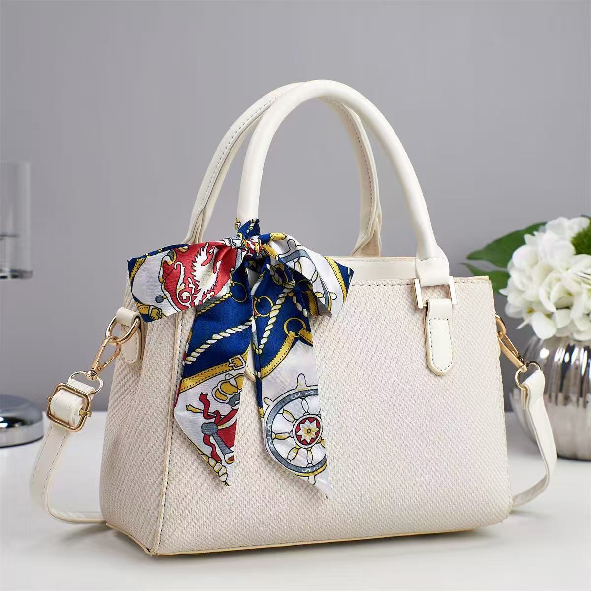 Bolso portátil transfronterizo 2025 primavera nuevo temperamento de un solo hombro diseño de nicho casual bolso femenino mensajero pequeño bolso cuadrado