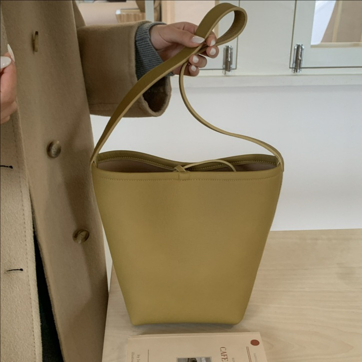 Bolsa de cubo de viaje coreano para mujeres 2025 nuevo estilo de alta calidad, bolso de hombro de cuero suave de gran capacidad, bolso de madre