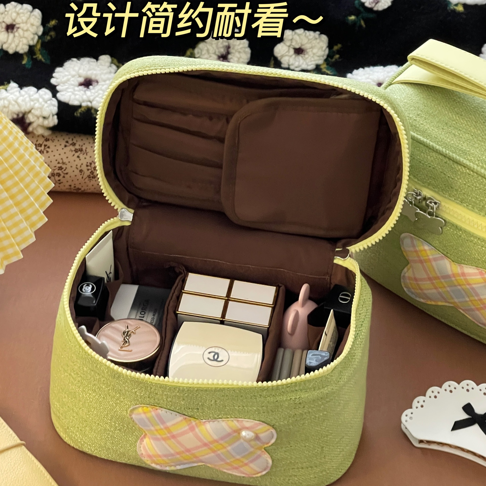 Bolsa de maquillaje portátil de gran capacidad 2025 nuevo lindo bolso de almacenamiento de arco de alta calidad bolso de lavado de viaje