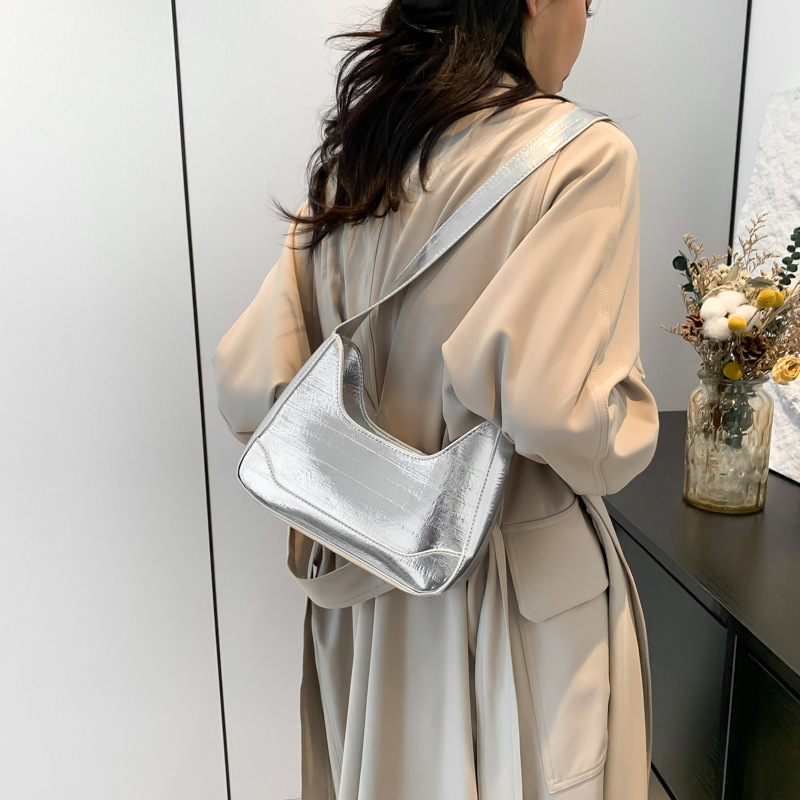 Bolsos debajo de las axilas para mujeres 2024 nueva moda de cadena de nicho de diseño de alta sensación de anguila mochila de hombro