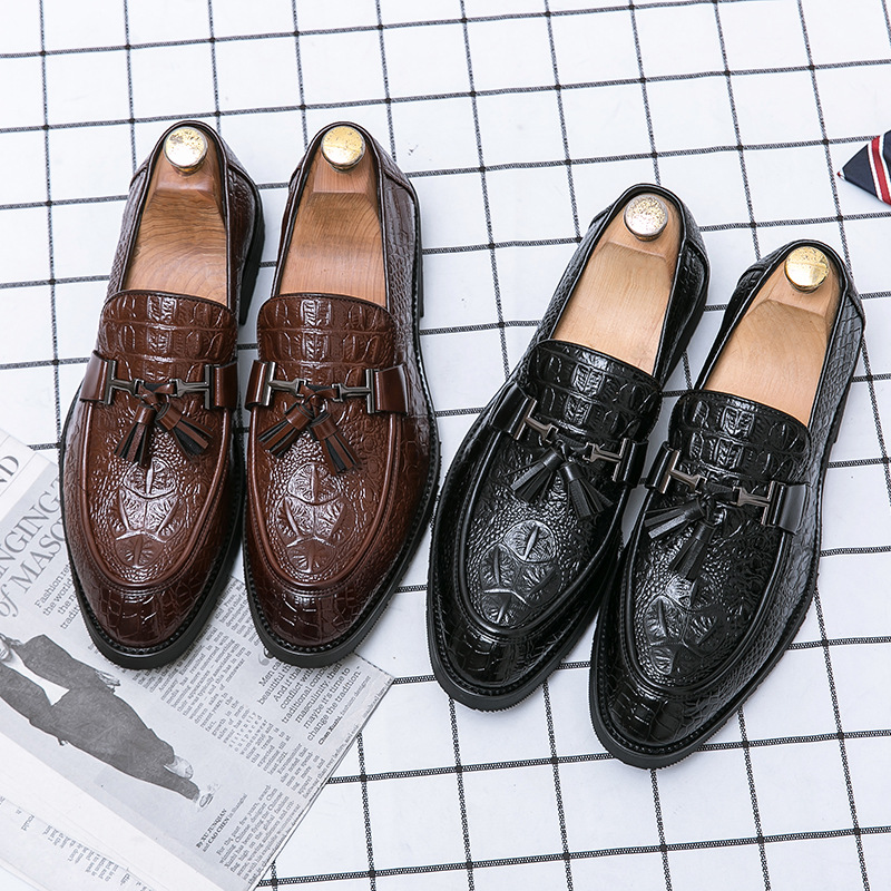 Zapatos de cuero mocasines de cuero de cocodrilo de los hombres otoño casual slip-on mocasines estilo británico zapatos de borla personalizados zapatos de los hombres de moda
