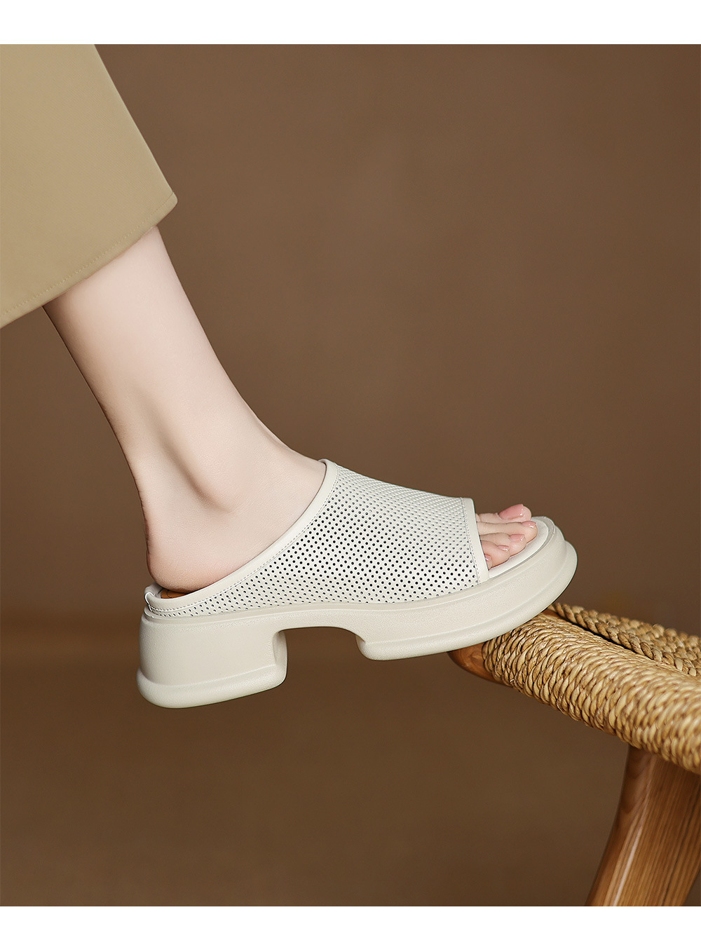 Dép sandal nữ quai ngang đế xuồng da bò, gót cao khoét lỗ — đen chi tiết 7