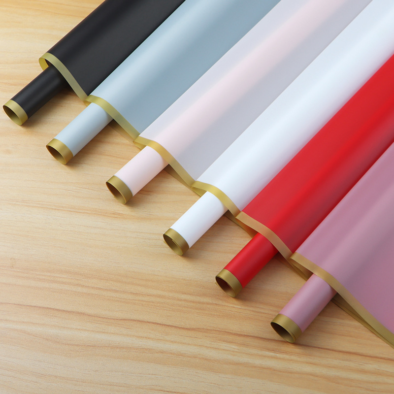 Gran cantidad y excelente precio de fábrica al por mayor impermeable ramo de flores papel de embalaje impreso coreano papel normal borde dorado jalea película 20 hojas