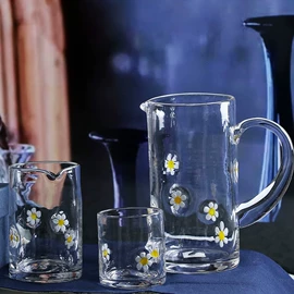 酒杯;玻璃杯;盘